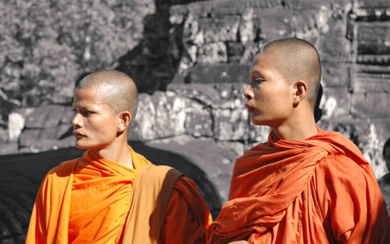 Monjes en Angkor, Camboia
