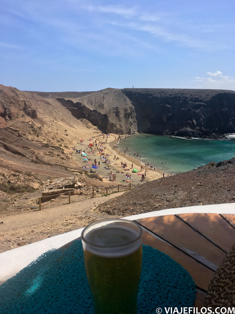 Tomarte una cerveza en Playa Papagayo, una de las cosas que hacer en Lanzarote