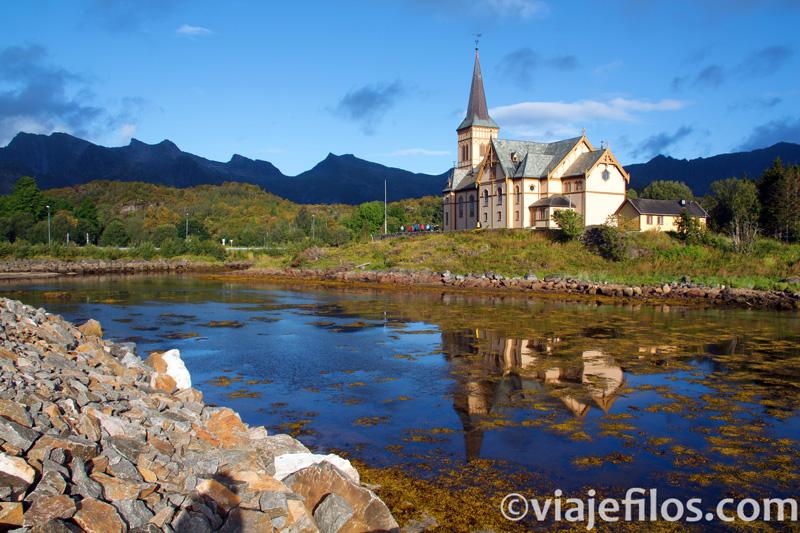 Paisaje de un viaje a las islas Lofoten en verano, los reflejos en el agua de las iglesias forman algunas de las mejores fotografías de tu viaje