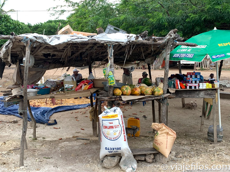 Las tiendas de la carretera en Dominicana. El sur de la isla