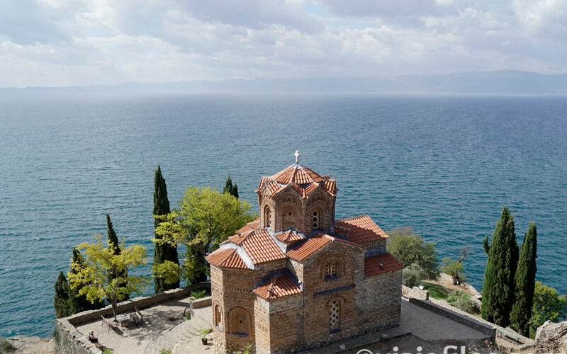La iglesia de San Juan Caneo junto al lago Orhid en Macedonia del Norte
