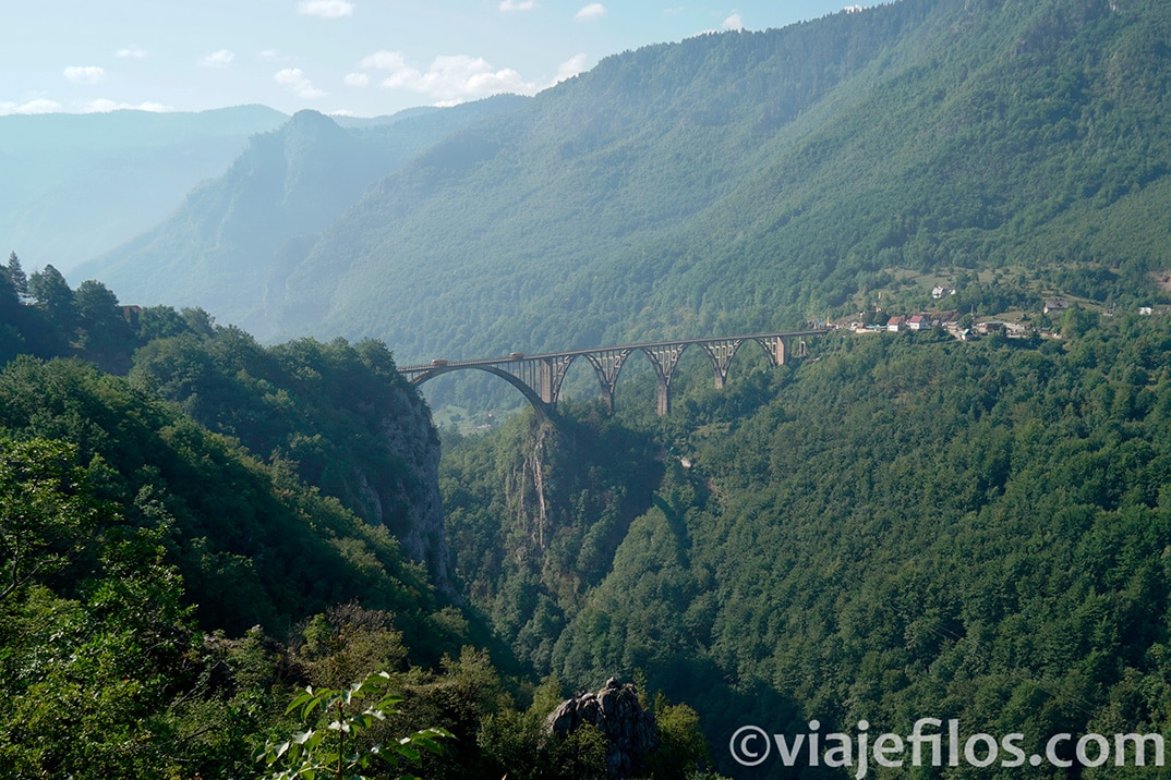 El puente Durdevica sobre el cañón del Tara en Durmitor