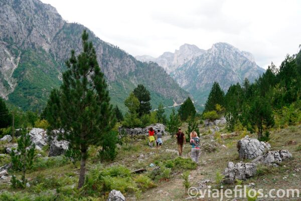 El bonito pueblo de Valbonë en Albania en los Alpes dináricos