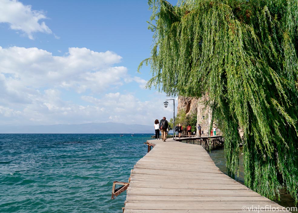 El paseo sobre el lago Orhid en la ciudad del mismo nombre