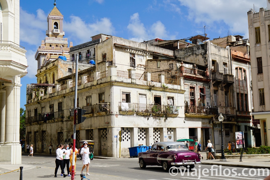 Calles de Habana. Edificio Bacardi frente a Floridita, buen sitio para visitar en una semana de viaje en Cuba