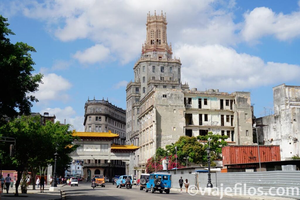 La entrada al barrio Chino de La Habana, otras de las visitas imprescindibles de la ciudad