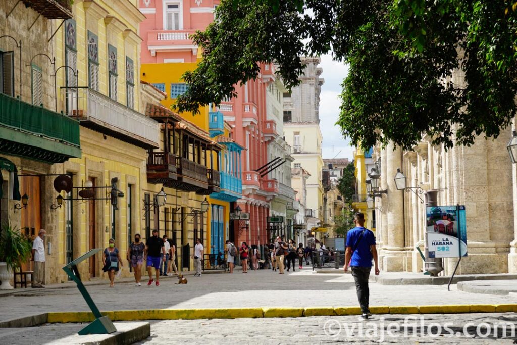 La calle Obispo desde la Plaza de Armas, una de las más concurridas y una de las calles imprescindibles en La Habana