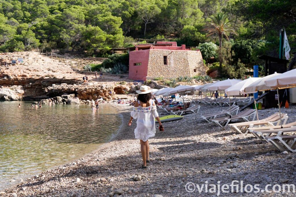 Los mejores baños a pocos minutos de Ibiza, en Sant Antoni de Portmany, una de las ventajas de alojarse aquí