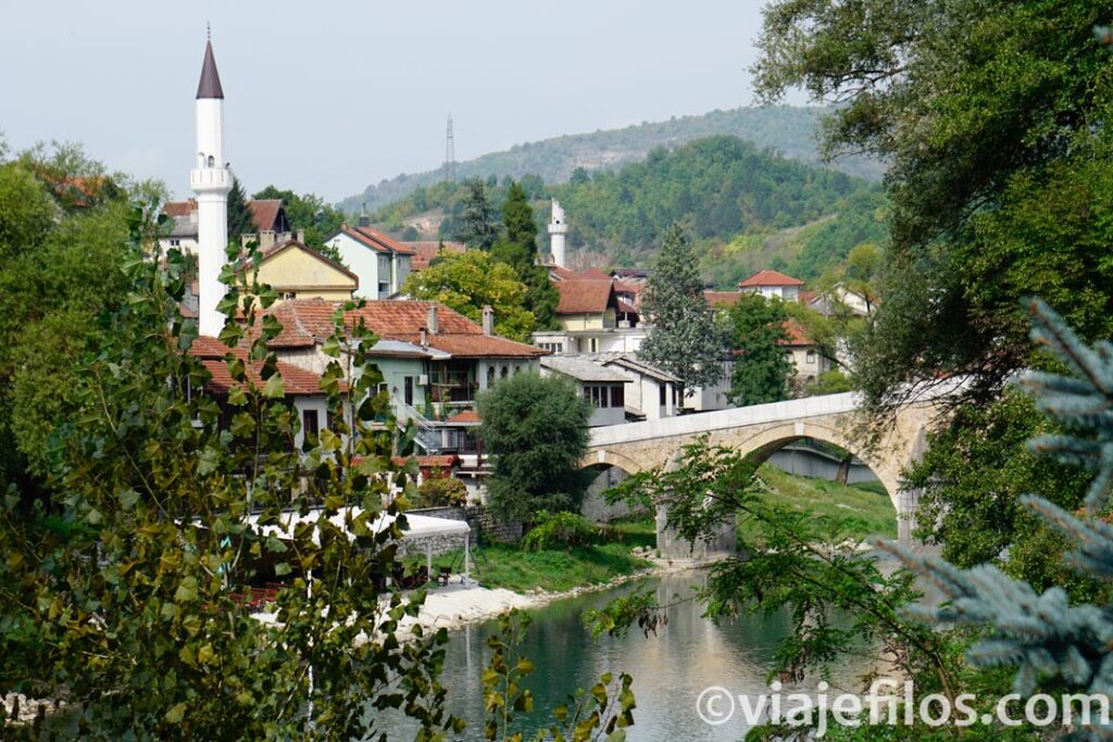 El pueblo de Konjic y su famoso puente otomano en Bosnia-Herzegovina. Una de las escalas en la ruta entre Sarajevo y Mostar
