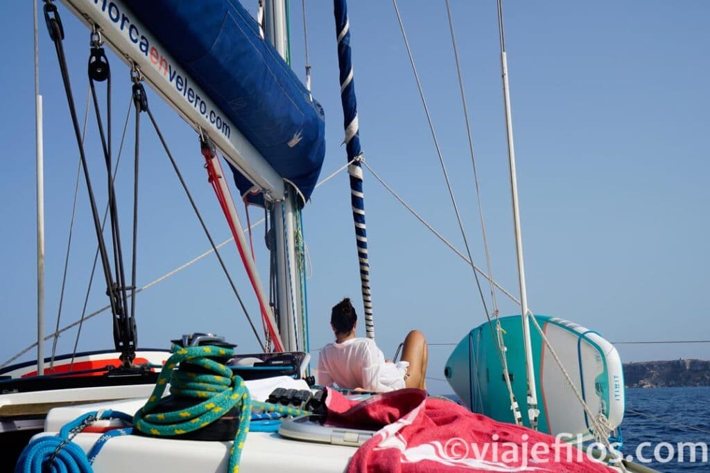 La navegación en velero o catamarán por la isla de Menorca