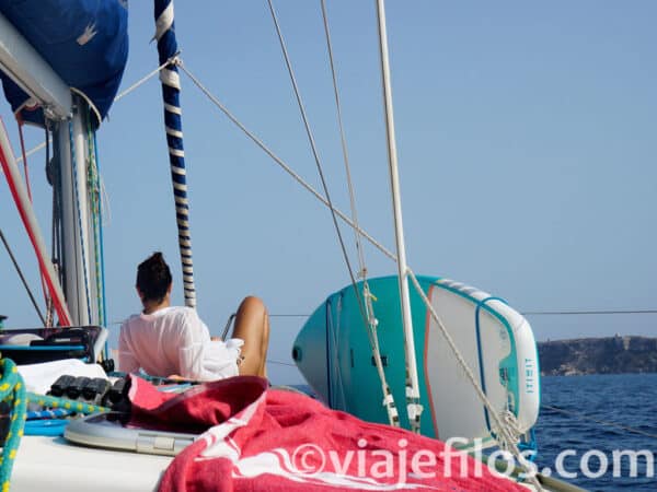 Fondear en Formentera con un velero, un buen plan con amigos en Baleares