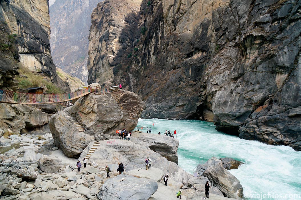 El Trekking De La Garganta Del Salto Del Tigre Sur De China 