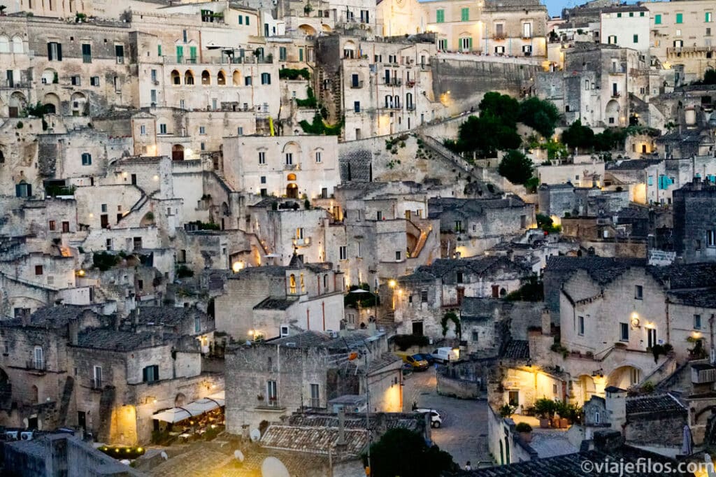 Matera iluminada de noche