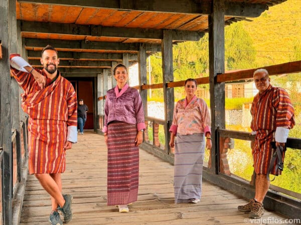 Los trajes típicos de Bután: Go y Kira