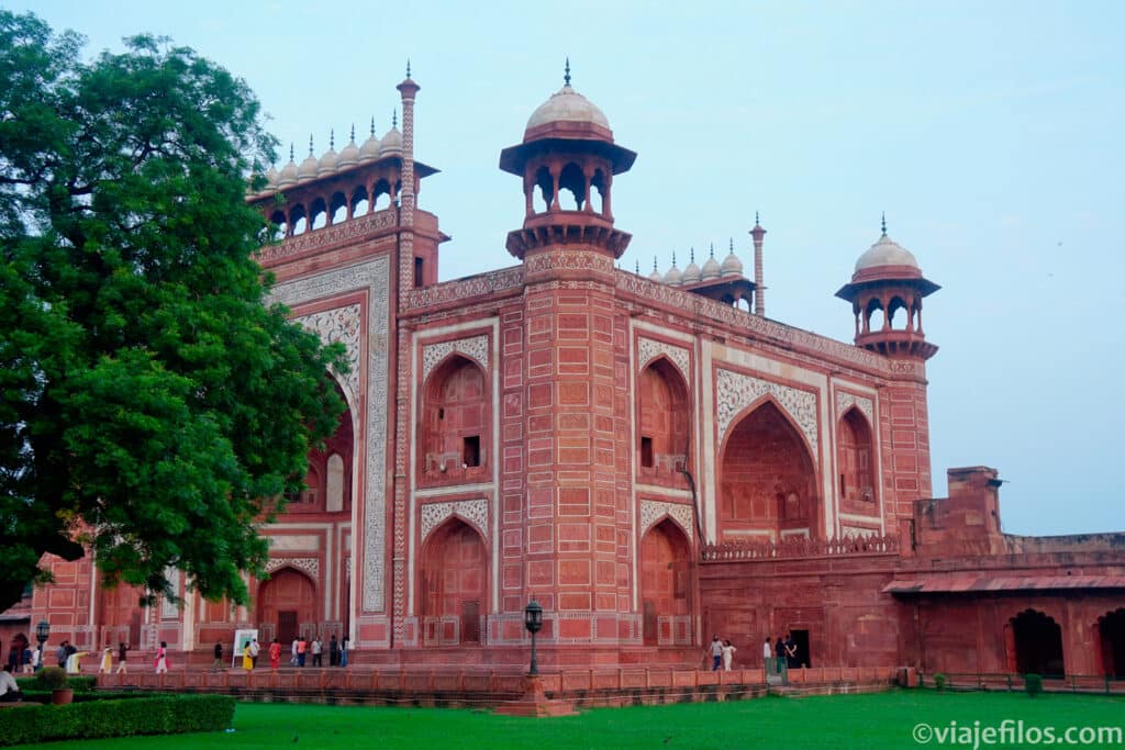La puerta de entrada al Taj Mahal. Imprescindible en la ruta por el Triángulo de Oro de India en 7 días